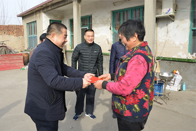 2018年2月10日，公司总经理李安东走访房家村困难群众。